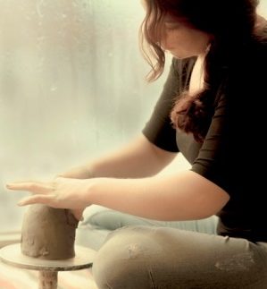陶芸をする女性